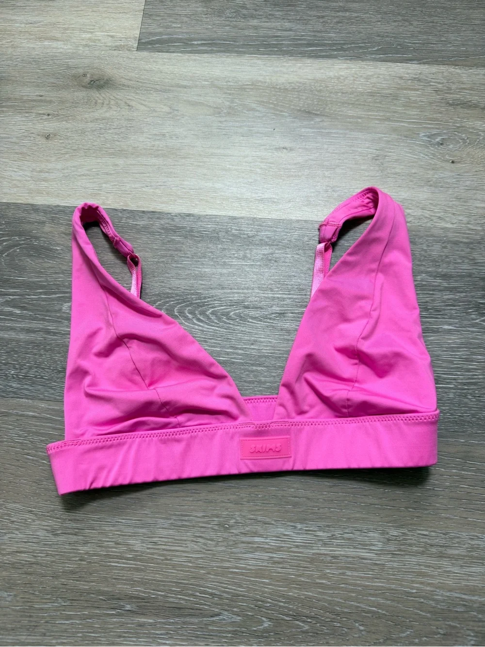 SKIMS SIGNATURE SWIM PLUNGE BIKINI TOP - Taffy Barbie Pink / small